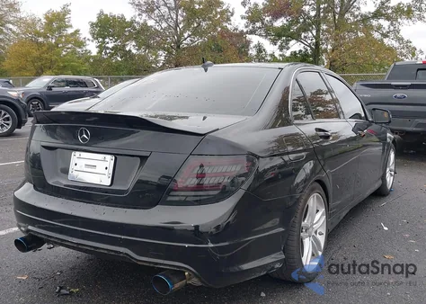 2013 Mercedes-Benz C 300 Sport 4Matic z USA, uszkodzony, nr VIN WDDGF8AB1DR250902